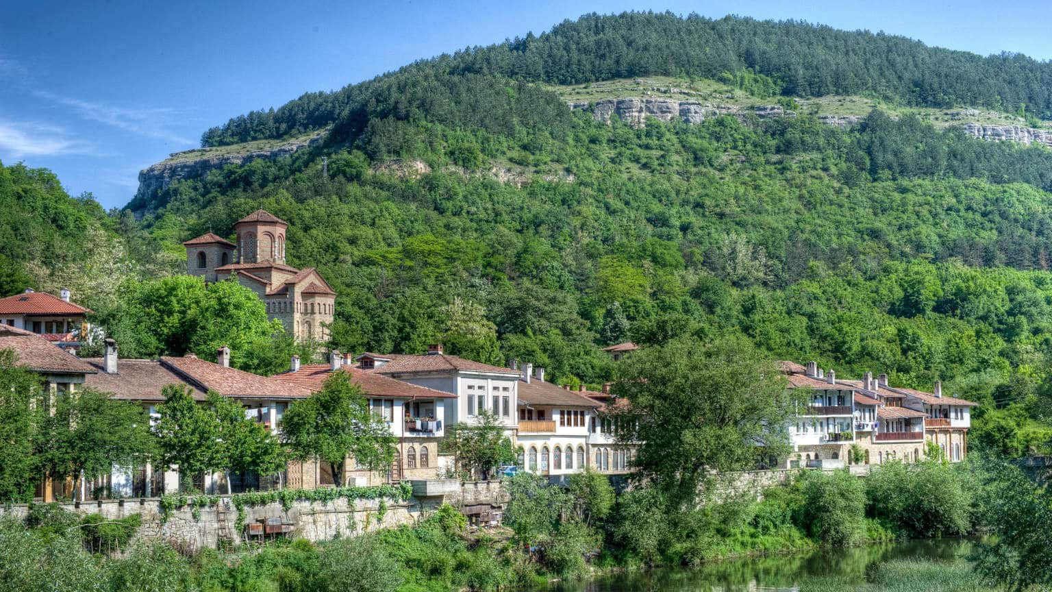 Bulgaria-Veliko-Tarnovo-Houses-Coast-Mountain-Gary-Arndt-2011-cropped