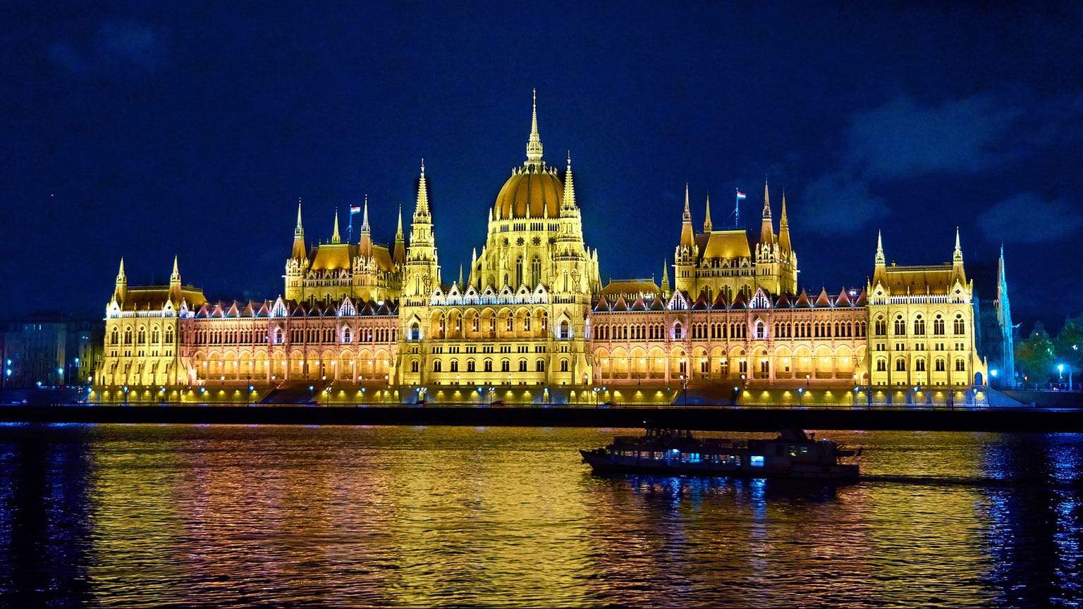 Eastern-Europe-Budapest-parliment-Moyan-Brenn (1)
