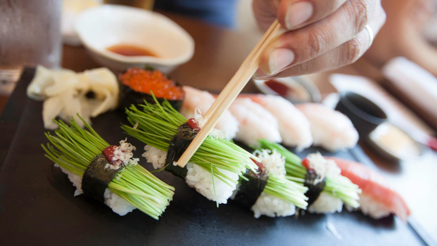 Japan-Tokyo-Food-Dining-Sushi-Restaurant-Shereen-Mroueh-2014-cropped