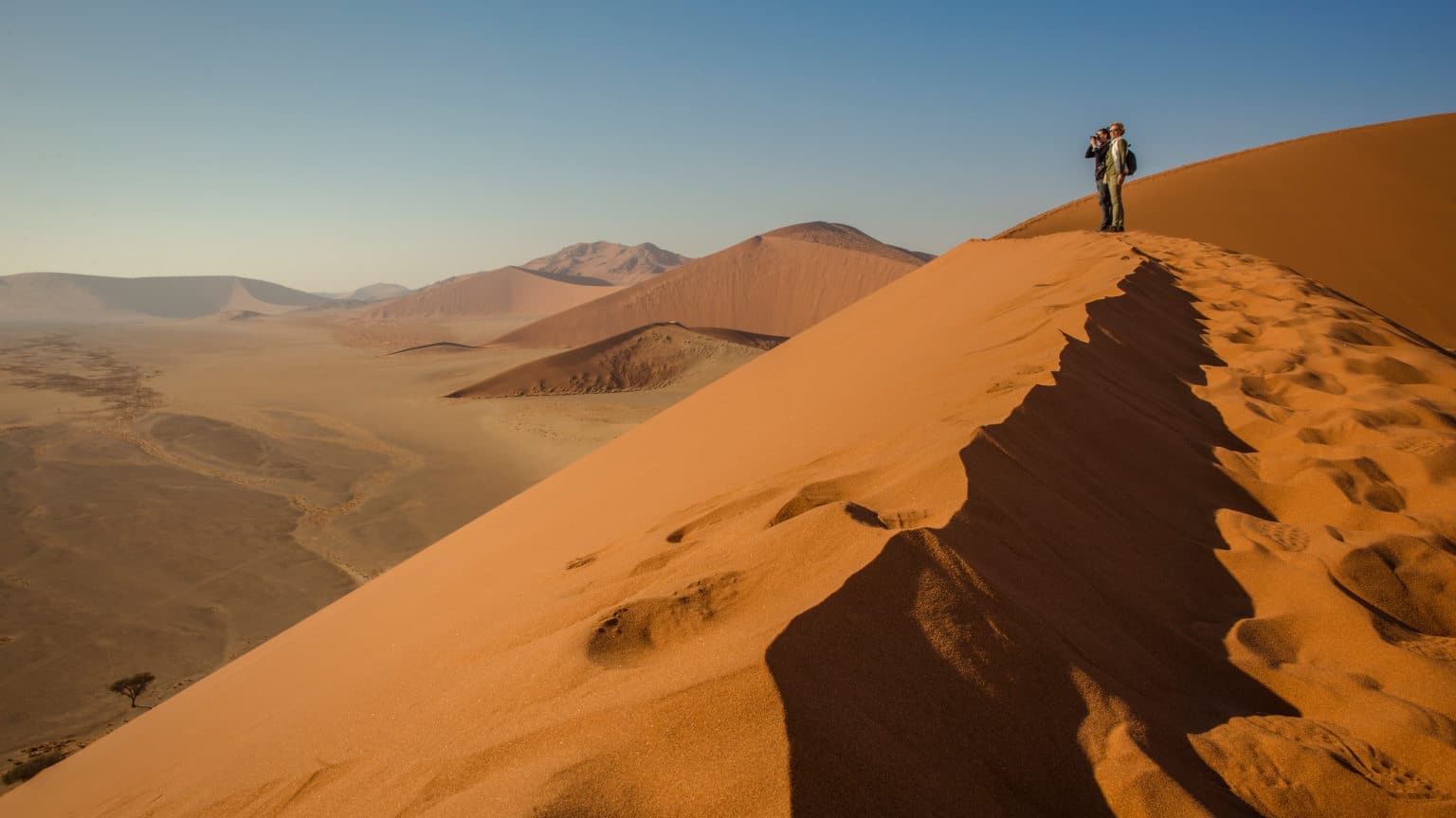 Namibia-Sesriem-Sossusvlei-Namib-Desert-Dune-45-Vista-Female-Travellers-Oana-Dragan-