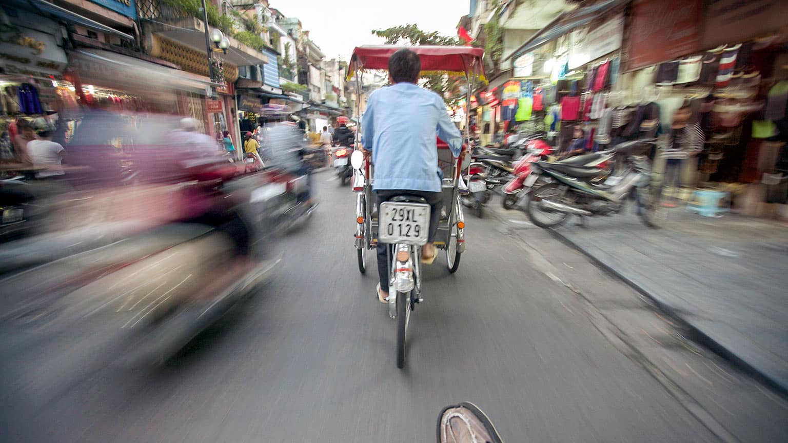 Vietnam-Cambodia-Hanoi-Old-Quarter-Street-Rickshaw-Erwin-Sasmito (1)