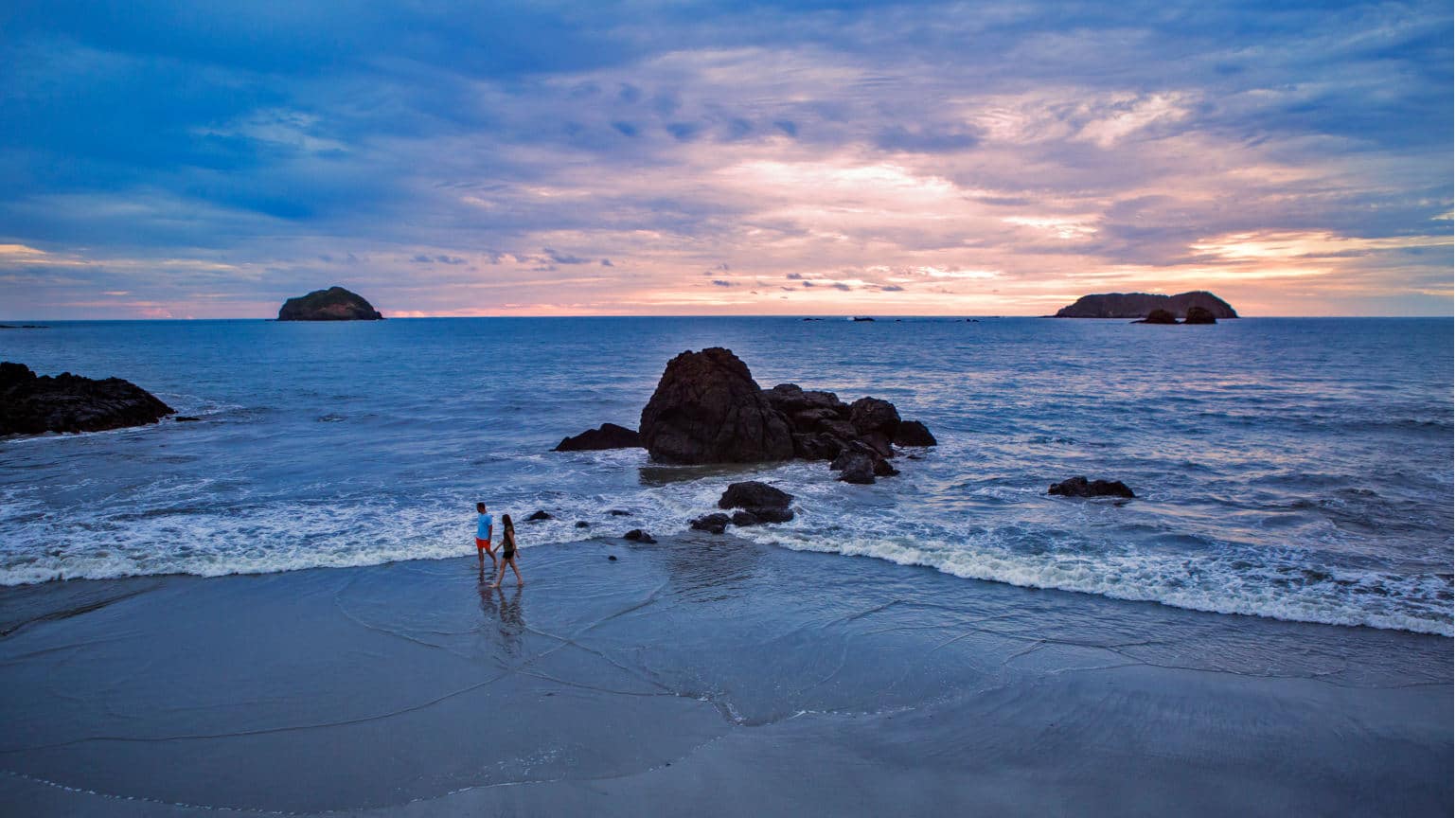 Costa-Rica-Manual-Antonio-Beach-Sunset-Couple