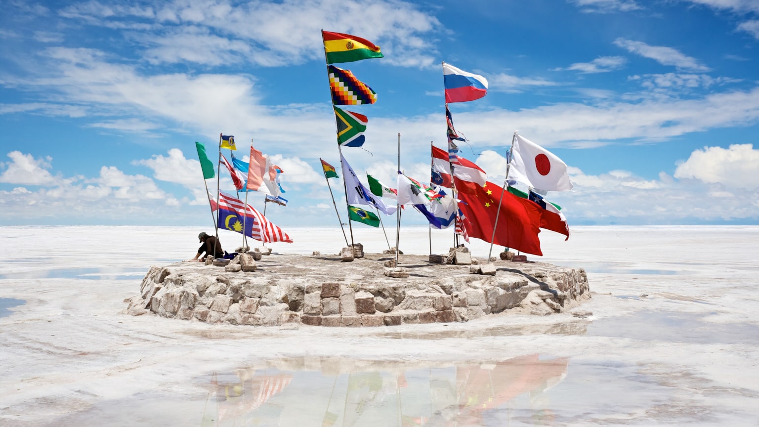 Bolivia Sal de Uyuni Flags Photo by Nico Kaiser
